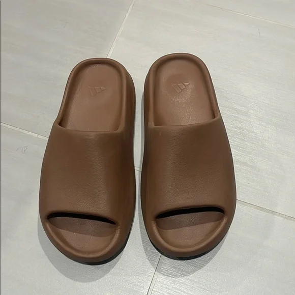 Yeezy Brown Slide Sandals - Picture 1 of 5